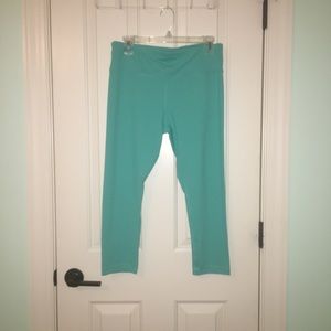Turquoise capri length leggings! Size large.